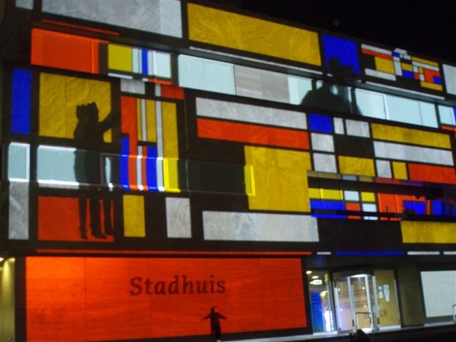lichtprojectie op gevel stadhuis tijdens glow eindhoven  u00ab met jannemarie